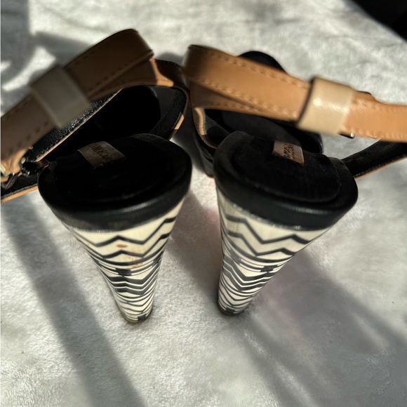 The sandals are high heeled, with a black, beige and white color combination. - Picture 8 of 8